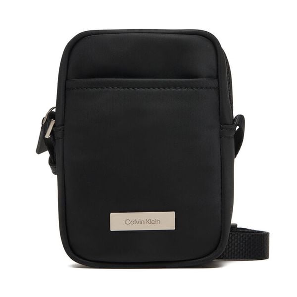 Saszetka Calvin Klein. Czarne saszetki męskie Calvin Klein, młodzieżowe, małe. Za 173.99 zł.