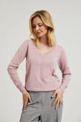 Sweter z dekoltem w serek różowy. Czerwone swetry damskie MOODO, l, bez wzorów, bez kołnierzyka, bez ramiączek, bez kaptura. W wyprzedaży za 59.99 zł.
