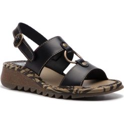 Sandały FLY LONDON - Tacofly P500950000 Black. Czarne klapki damskie Fly London, bez wzorów, ze skóry, bez obcasa, na obcasie, bez zapięcia. W wyprzedaży za 289.00 zł.