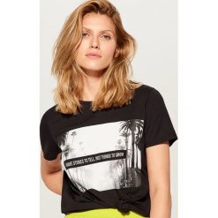 Koszulka z hasłem - Czarny. T-shirty damskie Mohito. Za 29.99 zł.