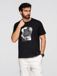 Męska bawełniana koszulka z ciekawym nadrukiem na klatce piersiowej - czarna V1 - Rozmiar: XXL. Czarne t-shirty męskie Ombre Clothing, m, bez wzorów, z bawełny, bez kołnierzyka. W wyprzedaży za 29.99 zł.