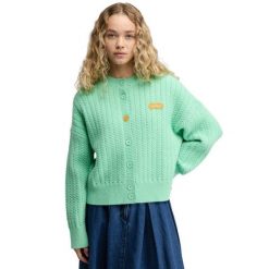 Damski kardigan z dzianiny Siroko Apollo-W Green. Zielone swetry damskie SIROKO, na zimę, bez wzorów, z dzianiny, bez kołnierzyka, bez ramiączek, bez kaptura. Za 169.00 zł.