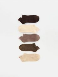 Krótkie skarpetki z haftem 5 pack - brązowy. Brązowe skarpety damskie Reserved, bez wzorów. Za 49.99 zł.