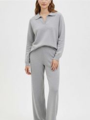 Gładki sweter z kołnierzem - szary. Szare swetry damskie Sinsay, l, bez wzorów, bez kołnierzyka, bez ramiączek, bez kaptura. Za 49.99 zł.