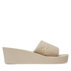 Klapki Calvin Klein Jeans. Brązowe klapki damskie Calvin Klein Jeans, bez wzorów, z jeansu, bez obcasa. Za 139.99 zł.