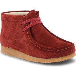 Trzewiki CLARKS - Wallabee Bt.. 261350387 Burgundy Suede. Czerwone buty zimowe dziewczęce marki Clarks, z aplikacjami, ze skóry. W wyprzedaży za 219.00 zł.