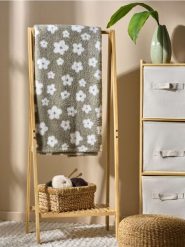 Puszysty koc w kwiatowy wzór - zielony. Zielone kocyki dla dzieci Sinsay. Za 39.99 zł.