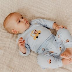 Eevi Spodnie bawełniane dla chłopca Eevi Cars&Bears 104. Spodnie sportowe dla chłopców Eevi, bez wzorów, z bawełny, sportowe. Za 68.99 zł.