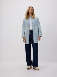 Jeansowa sukienka z aplikacjami - niebieski. Niebieskie sukienki damskie Reserved, l, z aplikacjami, z denimu, bez kołnierzyka, bez ramiączek. Za 179.99 zł.