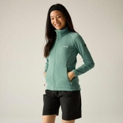 Damska kurtka polarowa Malana Softshell z zamkiem błyskawicznym. Zielone kurtki damskie Regatta, l, bez wzorów, z materiału, bez kaptura. W wyprzedaży za 199.99 zł.