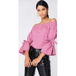 NA-KD Sukienka z odkrytymi ramionami - Pink. Sukienki damskie NA-KD. Za 40.95 zł.