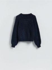 Sweter z moherem - granatowy. Niebieskie swetry damskie Reserved, l, bez wzorów, z dzianiny, bez kołnierzyka, bez ramiączek, bez kaptura. Za 359.99 zł.