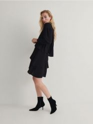 Sukienka mini z falbanami - czarny. Czarne sukienki damskie Reserved, l, bez wzorów, z tkaniny, bez kołnierzyka, bez ramiączek, mini. W wyprzedaży za 69.99 zł.
