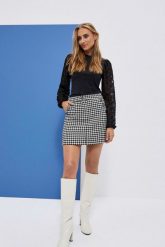 Elegancka bluzka z ażurowymi rękawami. Bluzki damskie MOODO, xs, w ażurowe wzory, z elastanu, eleganckie, bez kołnierzyka, bez ramiączek. W wyprzedaży za 54.99 zł.