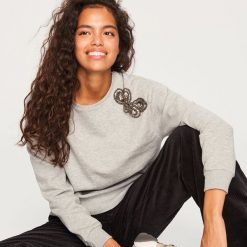 Bluza z aplikacją - Jasny szar. Bluzy damskie marki Reserved. W wyprzedaży za 49.99 zł.