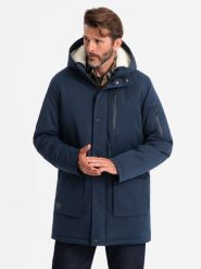 Długa męska kurtka parka z kożuszkiem – granatowa V2 - Rozmiar: M. Niebieskie parki męskie Ombre Clothing, m, z aplikacjami, z gumy, klasyczne, z kapturem. W wyprzedaży za 119.99 zł.