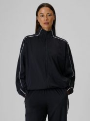 4F Bluza dresowa loose bez kaptura damska - czarna XS. Czarne bluzy damskie 4f, l, bez wzorów, z dresówki, bez kaptura. Za 179.99 zł.