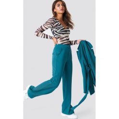 NA-KD Classic Dopasowane spodnie z szerokimi nogawkami - Blue. Spodnie materiałowe damskie marki NA-KD Classic. Za 141.95 zł.