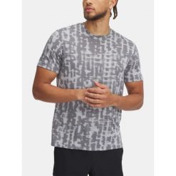 Koszulka męska Under Armour LAUNCH PRINTED SS XL. Szare koszulki sportowe męskie Under Armour, m, bez wzorów, bez kołnierzyka, bez ramiączek, na fitness i siłownię. Za 139.99 zł.
