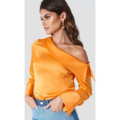Andrea Hedenstedt x NA-KD Bluzka na jedno ramię - Orange. Bluzki damskie marki Andrea Hedenstedt x NA-KD. W wyprzedaży za 70.97 zł.