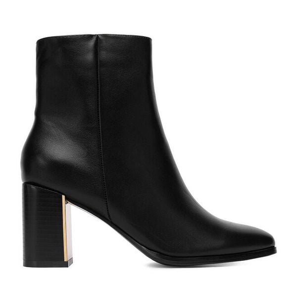 Botki DeeZee. Czarne botki damskie DeeZee, bez obcasa, na słupku, bez zapięcia. Za 229.99 zł.