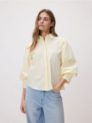 Koszula z bufiastymi rękawami - jasnożółty. Żółte koszule damskie Reserved, l, bez wzorów, z bawełny, bez kołnierzyka, bez ramiączek. Za 139.99 zł.