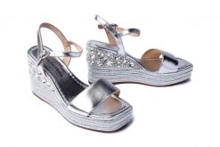 ALMA EN PENA V240956 diva silver, sandały damskie. Szare sandały damskie Alma en Pena, bez wzorów, ze skóry, bez obcasa, na koturnie, bez zapięcia. Za 377.94 zł.