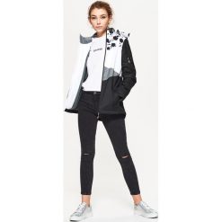 Sportowa kurtka z kapturem - Czarny. Kurtki sportowe damskie marki Cropp. W wyprzedaży za 49.99 zł.