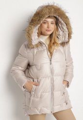 Beżowa Kurtka z Pikowanymi Przeszyciami i Kapturem z Futrem Azinga. Brązowe kurtki damskie Born2be, plus size, bez wzorów, z dzianiny. Za 219.99 zł.