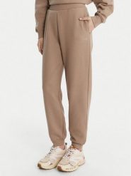 Guess Spodnie dresowe V6RB15 K9V31 Beżowy Regular Fit. Brązowe spodnie dresowe damskie Guess, l, z aplikacjami, z bawełny. Za 299.99 zł.