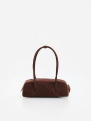Zamszowa torebka na ramię - brązowy. Brązowe torby na ramię damskie Reserved, bez wzorów, z zamszu, zamszowe, bez dodatków. Za 279.99 zł.