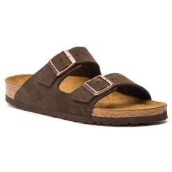 Klapki Birkenstock. Brązowe klapki damskie Birkenstock, bez wzorów, z zamszu, bez obcasa. Za 569.99 zł.