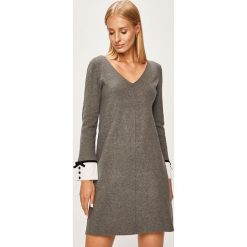 Morgan - Sukienka. Szare sukienki damskie Morgan, na co dzień, l, bez wzorów, z dzianiny, casualowe, bez kołnierzyka, bez ramiączek, dopasowane. Za 319.90 zł.