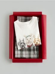 Dwuczęściowa piżama z motywem świątecznym - złamana biel. Piżamy męskie Reserved, l, bez wzorów, z bawełny, bez ramiączek. Za 139.99 zł.