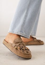Beżowe Klapki VICES Typu Mule z Koralikami Frędzlami i Kokardą Dioleora. Brązowe klapki damskie Born2be, z aplikacjami, eleganckie, bez obcasa, na płaskiej podeszwie. Za 119.99 zł.