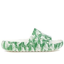 Klapki unisex na basen Crocs CLASSIC DUKE PRINT SLIDE. Białe skarpety damskie Crocs, bez wzorów. W wyprzedaży za 139.00 zł.