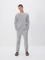 Bawełniany longsleeve - jasnoszary. Szare bluzki z długim rękawem męskie Reserved, l, bez wzorów, z bawełny, bez kołnierzyka. W wyprzedaży za 39.99 zł.