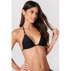 NA-KD Swimwear Góra od bikini Metal Ring Tie Strap - Black. Bikini damskie marki NA-KD Swimwear. W wyprzedaży za 40.47 zł.