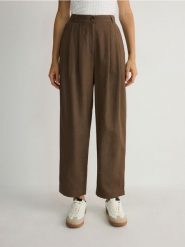 Spodnie chino z wiskozą - beżowy. Brązowe spodnie materiałowe damskie Reserved, l, bez wzorów, z bawełny. W wyprzedaży za 69.99 zł.