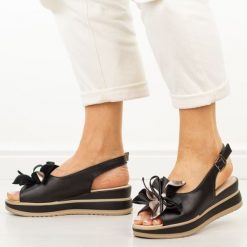 Czarne skórzane sandały damskie na koturnie Cambell 40351. Czarne sandały damskie Cambell, z aplikacjami, z jeansu, bez obcasa, na koturnie, bez zapięcia. Za 219.00 zł.