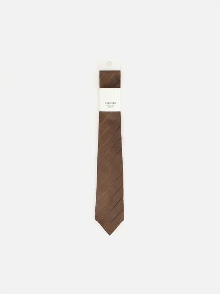 Wąski krawat - ciemnobrązowy. Brązowe krawaty i muchy Reserved, bez wzorów. Za 59.99 zł.