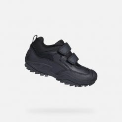 Sneakersy dla chłopców Geox Savage Abx. Czarne buty sportowe chłopięce Geox, bez wzorów, bez zapięcia, trekkingowe. Za 300.37 zł.