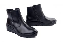 Rieker X9165--01 black, botki damskie. Czarne botki damskie Rieker, ze skóry, bez obcasa, na koturnie, bez zapięcia. Za 331.42 zł.