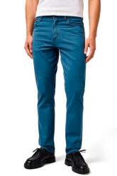 MESKIE SPODNIE WRANGLER TEXAS SLIM DARK DUSTY BLUE 112362471. Niebieskie spodnie materiałowe męskie Wrangler, l, bez wzorów, z jeansu. Za 219.99 zł.