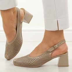 Cappucciono skórzane Polskie czółenka damskie Deoni D136. Czółenka damskie Deoni, w ażurowe wzory, ze skóry, biznesowe, bez obcasa, na obcasie, bez zapięcia. W wyprzedaży za 386.10 zł.