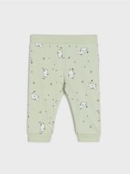 Spodnie regular ze wzorkiem The Moomins - zielony. Zielone spodenki niemowlęce Sinsay, bez wzorów, z jeansu. Za 15.99 zł.