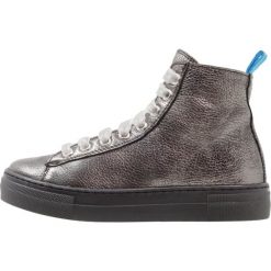 Hip Tenisówki i Trampki wysokie dark silver. Buty sportowe dziewczęce marki Hip. W wyprzedaży za 367.20 zł.