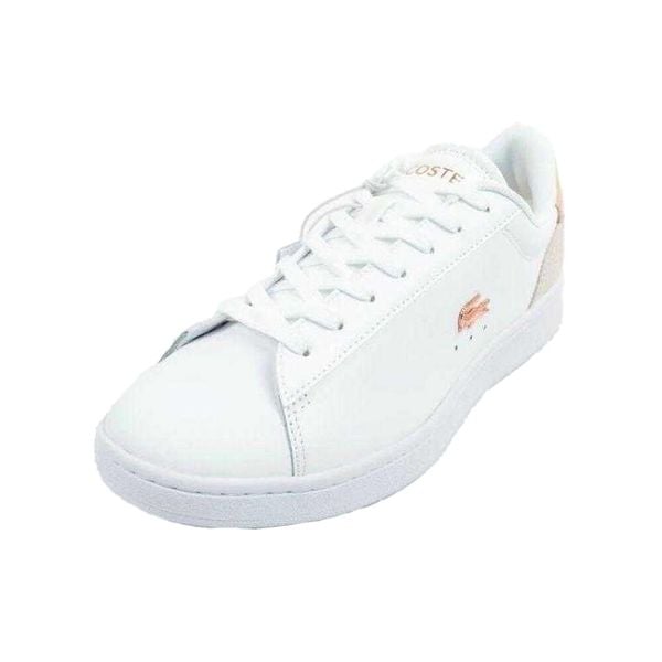 Buty sportowe trampki damskie Lacoste Carnaby. Białe obuwie sportowe damskie Lacoste, bez wzorów, z koronki, trekkingowe. Za 369.00 zł.