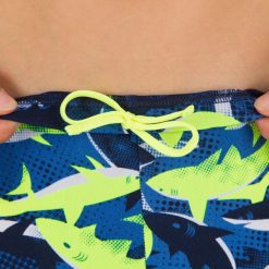 Bokserki pływackie dla dzieci Nabaiji 500 Fitib All Shark. Niebieskie kąpielówki dla chłopców NABAIJI, bez wzorów, z elastanu. Za 49.99 zł.