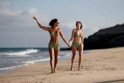 Strój kąpielowy damski bikini Arena Highwaist. Zielone bikini damskie Arena, s, bez wzorów. Za 151.98 zł.